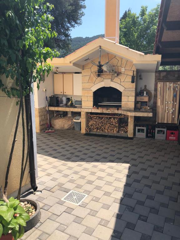 a outdoor kitchen with a stone oven in a yard at Apartments Ivanković in Stari Grad