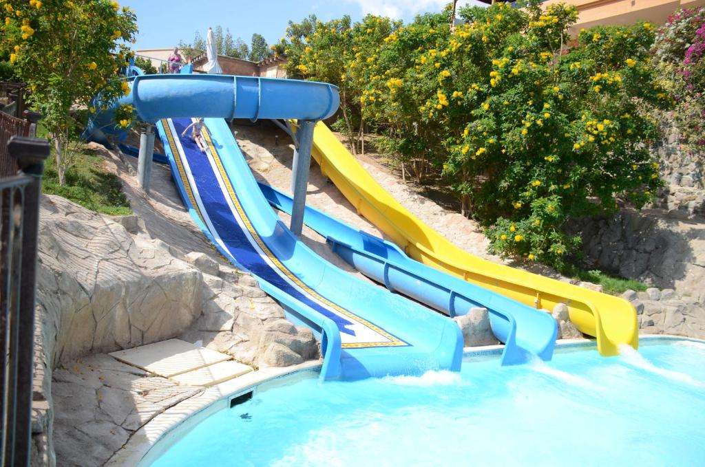 Bazén v ubytování Rehana Royal Beach Resort - Aquapark & Spa - Family & Couples Only - Premium Ultra All-Inclusive 24H nebo v jeho okolí