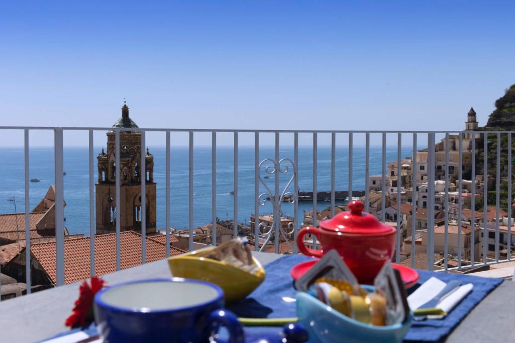 una mesa con vistas al océano desde el balcón en Casa Mao en Amalfi