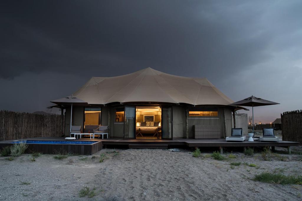 a small tent in the middle of the desert at Kingfisher Retreat by Sharjah Collection in Kalbā