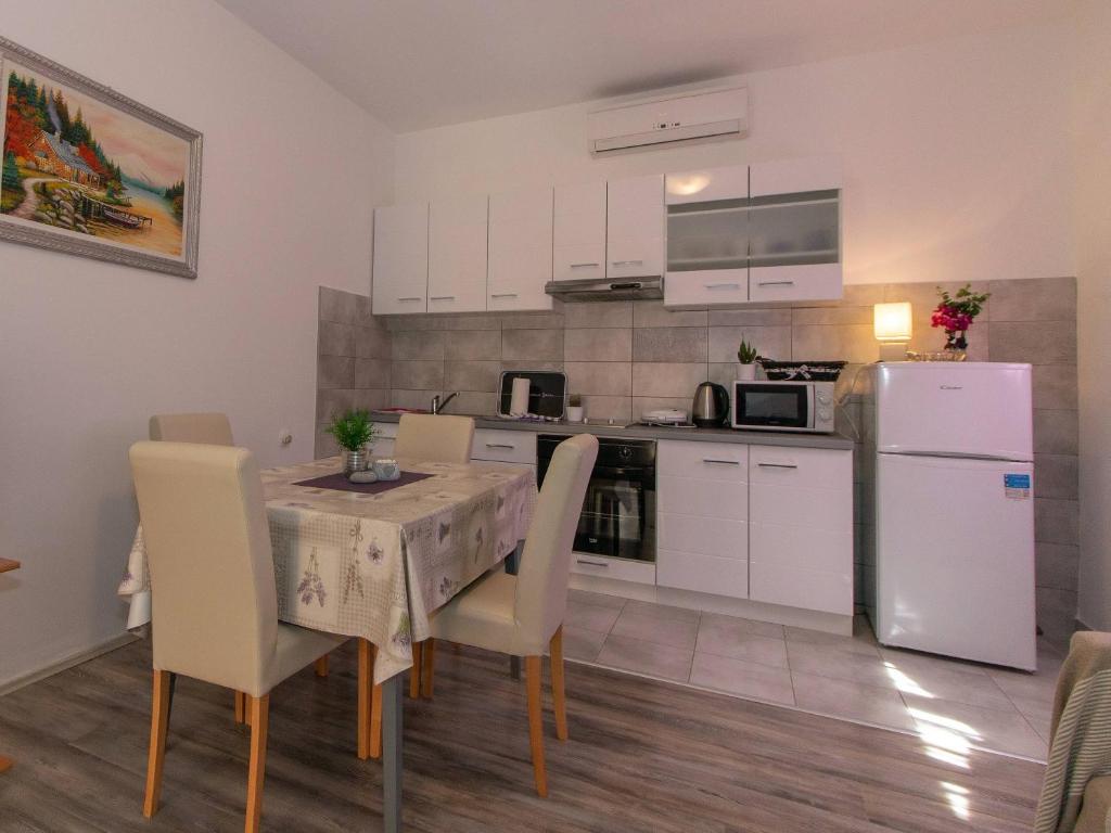 Kuchyňa alebo kuchynka v ubytovaní Apartman Borna