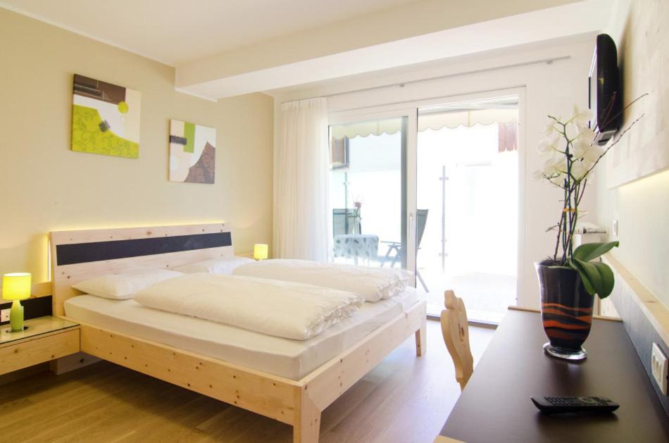 Postel nebo postele na pokoji v ubytování Hotel Römerrast