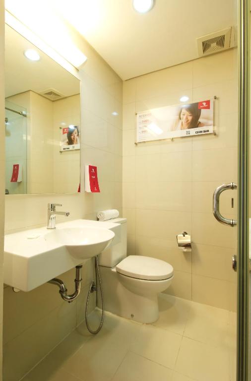 Bathroom sa Red Planet Makati Avenue Manila