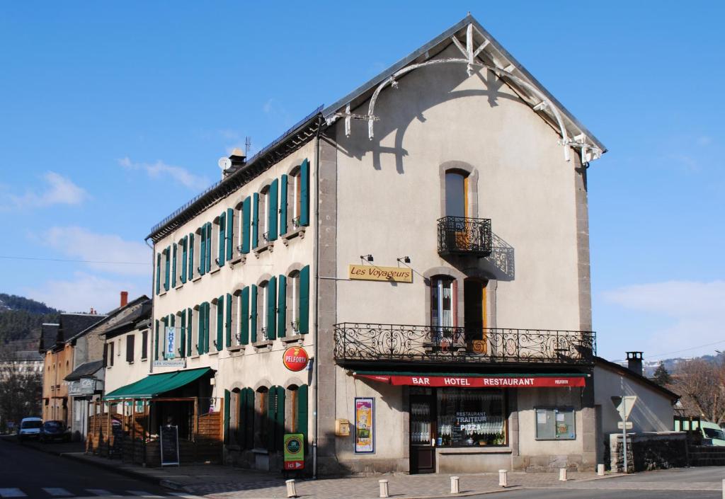 un antiguo edificio al lado de una calle en Hotel des voyageurs Chez Betty, en Neussargues-Moissac