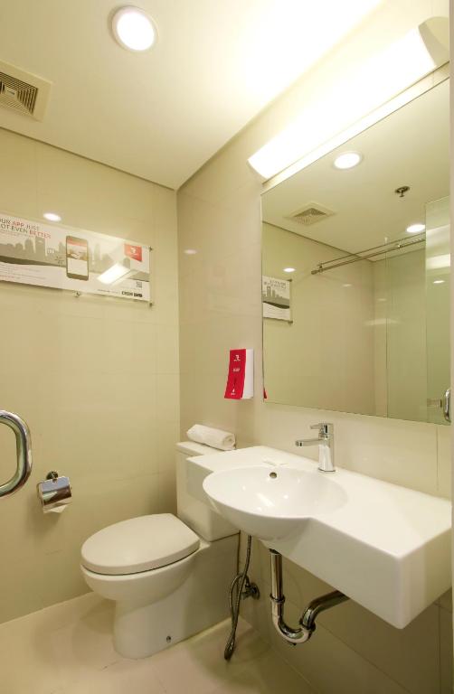 Bathroom sa Red Planet Makati Avenue Manila