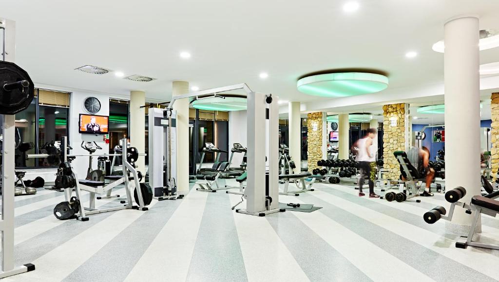 Posilňovňa alebo fitness centrum v ubytovaní Hotel Mistral Sport