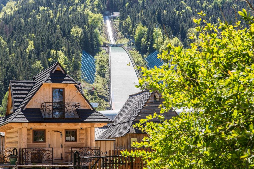 an aerial view of a house in the mountains at udanypobyt Domek Skocznia in Zakopane