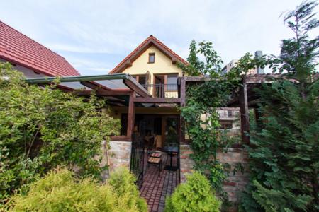 Casa con porche y balcón en U Teodora, en Bratislava