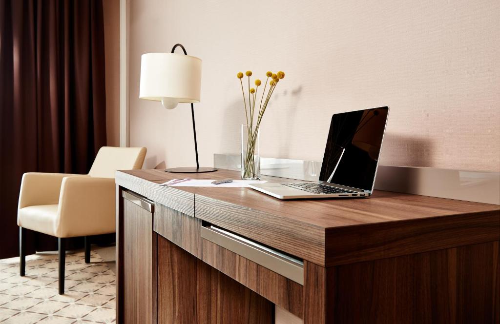 Televízia a/alebo spoločenská miestnosť v ubytovaní Hotel Mistral Sport