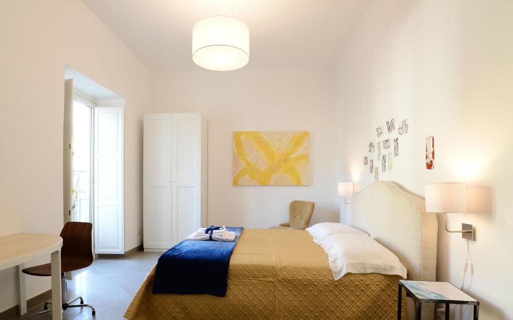 una camera con letto, tavolo e lampada di Angeli di terra a Salerno