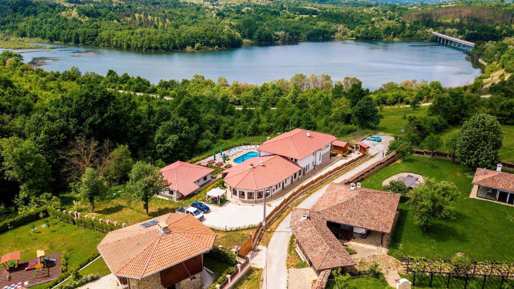 uma vista aérea de uma casa com um lago em Family Complex KrisBo em Donkovtsi