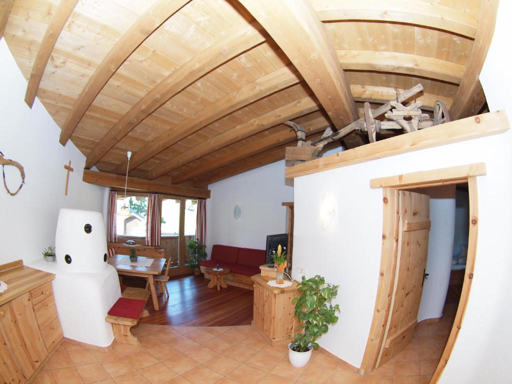 una gran sala de estar con techo de madera. en Bauernhof Leneler, en Arzl im Pitztal