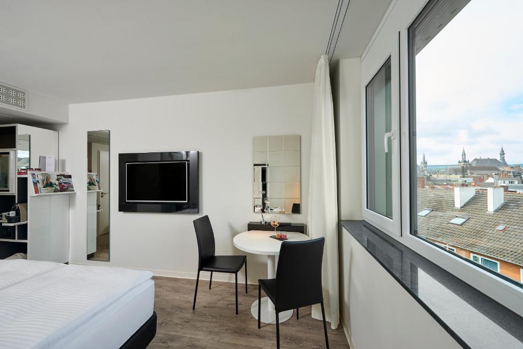 TV a/nebo společenská místnost v ubytování INNSiDE by Meliá Aachen