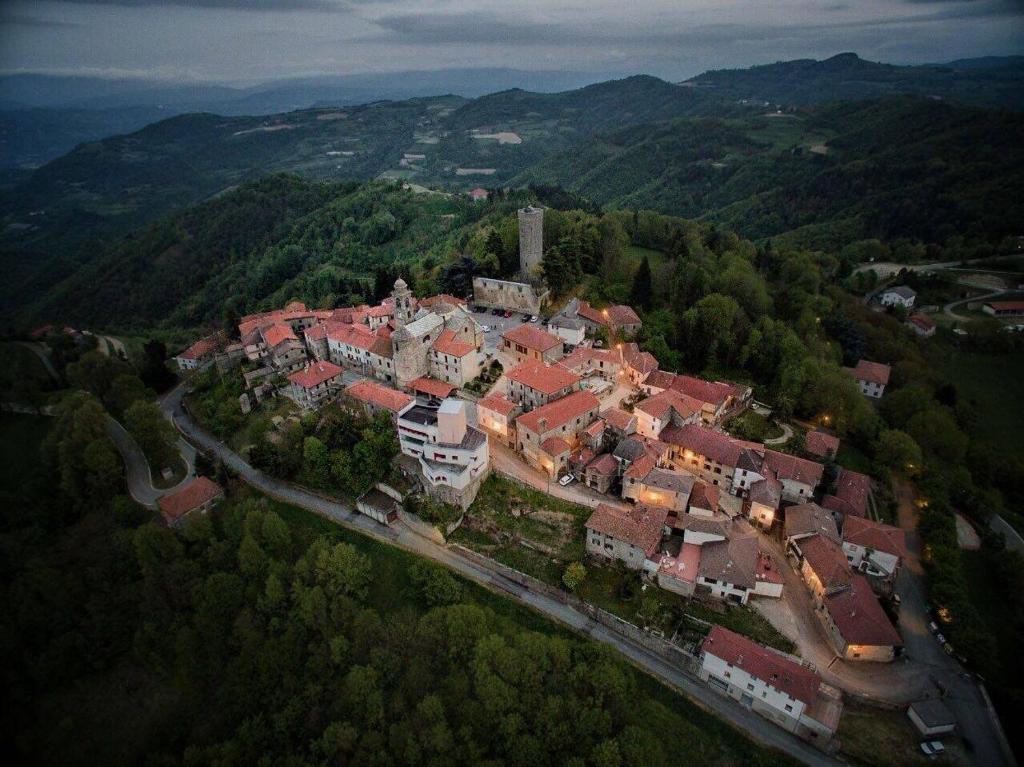 una vista aérea de un pueblo en las montañas en Albergo del Bramante en Roccaverano