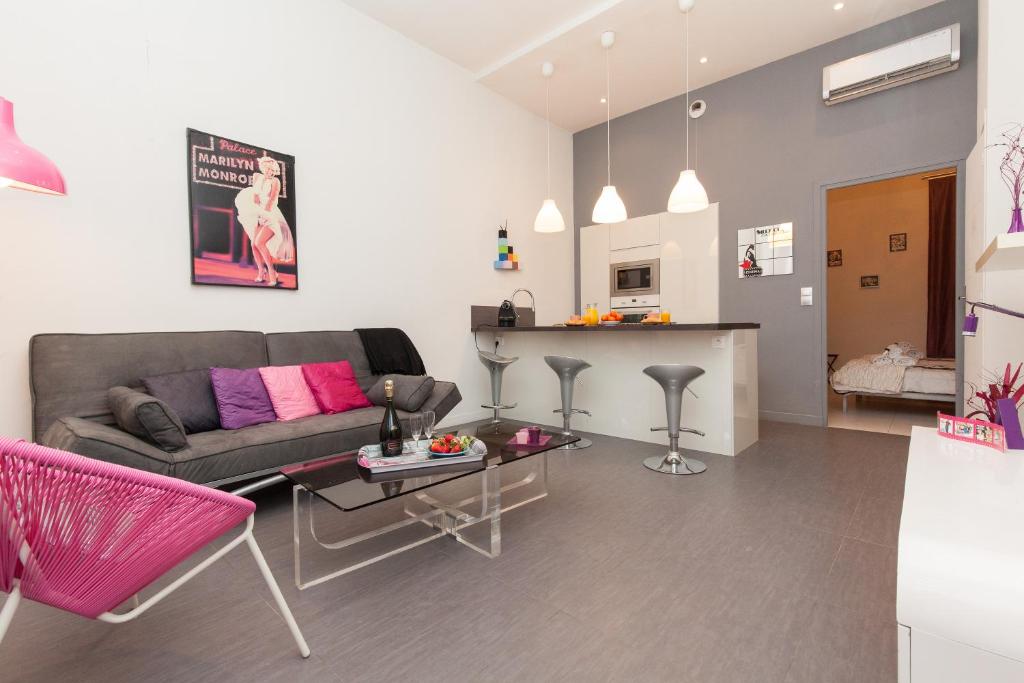 un salon avec un canapé et une table dans l'établissement Marylin 2 pièces 3 étoiles, plein coeur de Cannes, 5mn Palais et plages, à Cannes