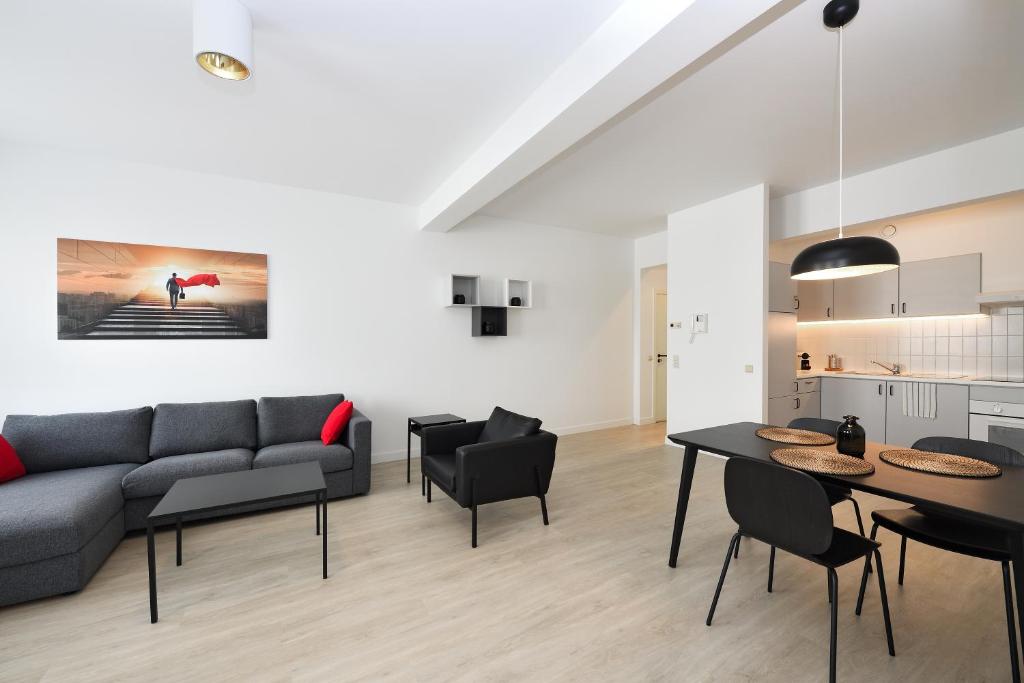 uma sala de estar com um sofá e uma mesa em House 22 em Kortrijk