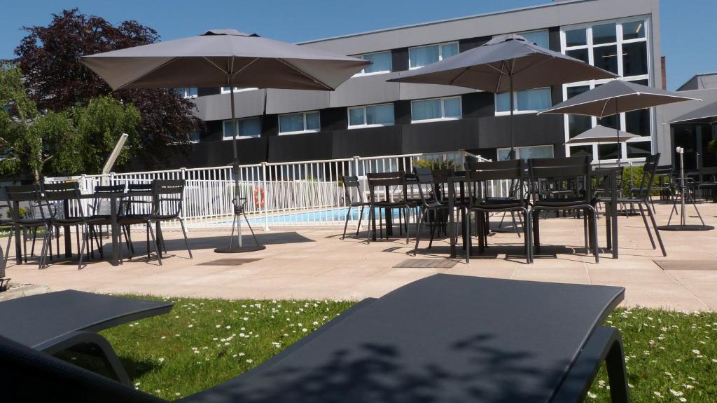 Bazén v ubytování Novotel Caen Côte de Nacre nebo v jeho okolí