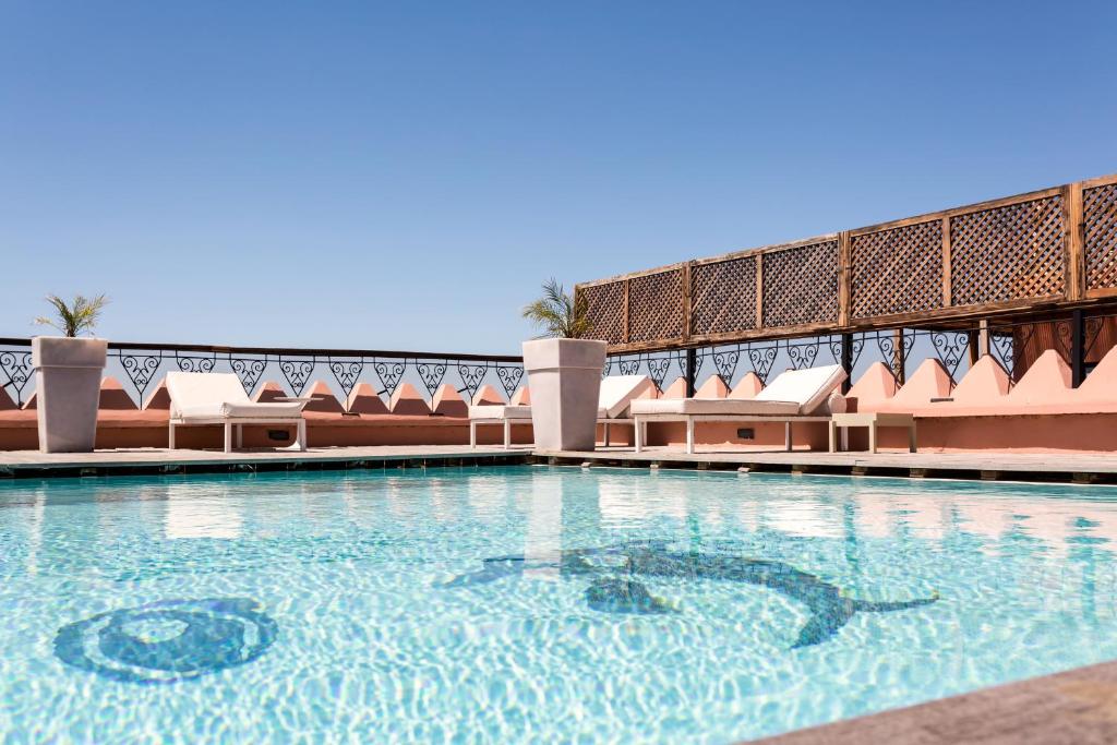 una piscina en medio de un edificio en 2 Bed Apartment, L'Hivernage, The Bardot, Rooftop Pool en Marrakech