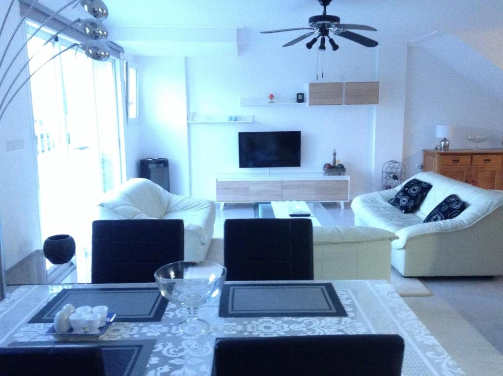 プラヤ・フラメンカにあるCalle jose Maria sicilia 466のリビングルーム(白い家具、テレビ付)