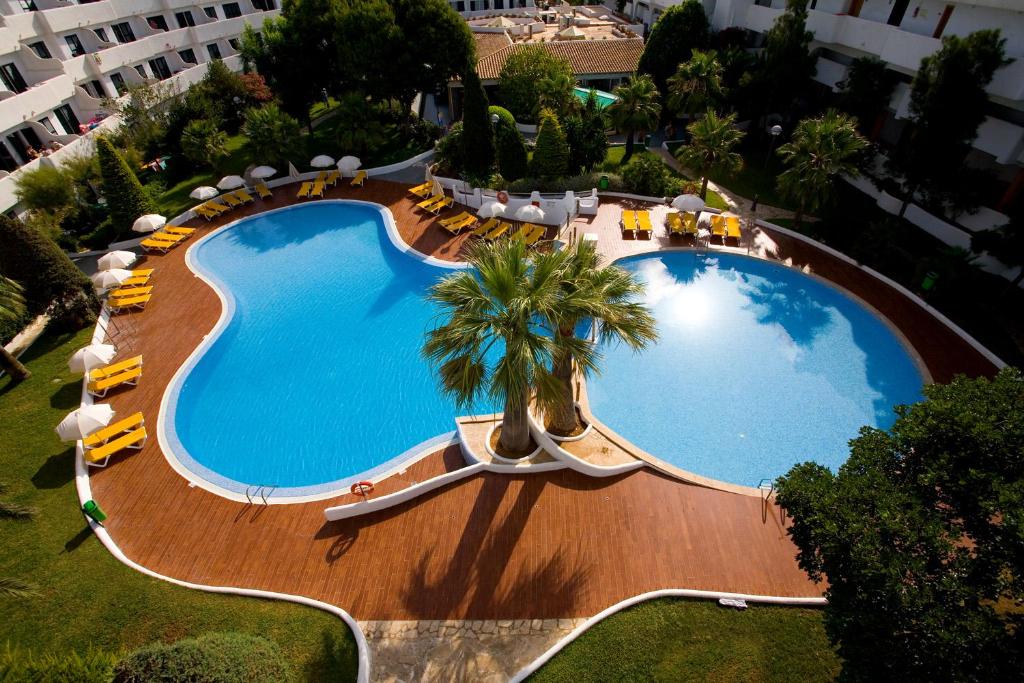 an overhead view of a large swimming pool in a hotel at BLUESEA Club Martha's in Cala d´Or