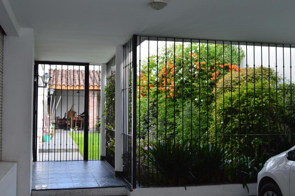 drzwi z bramą przed ogrodem w obiekcie Hospedaje 371 w mieście Salta