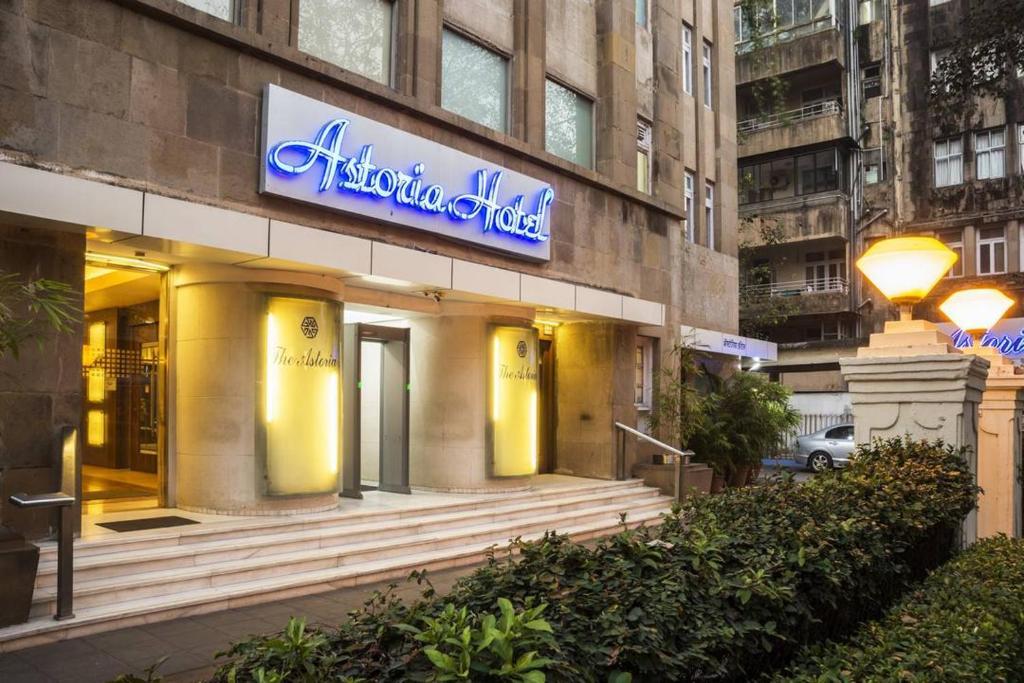 um edifício com um sinal na lateral em Astoria Hotel em Mumbai