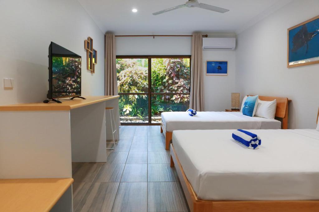TV a/nebo společenská místnost v ubytování Birch Resort Port Douglas