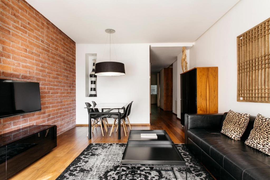 TV a/nebo společenská místnost v ubytování Suites Avenue