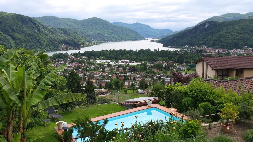 - une vue sur une ville avec un lac et des montagnes dans l'établissement Appartamenti Villa Colibri, à Neggio