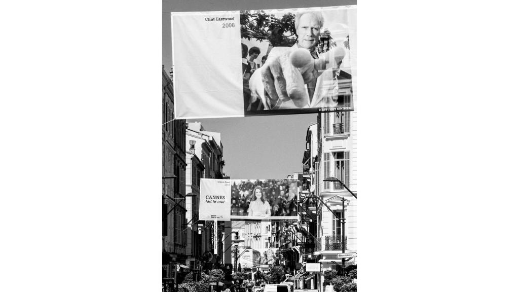 une photo en noir et blanc d'une rue avec des bâtiments dans l'établissement Feliz, à Cannes