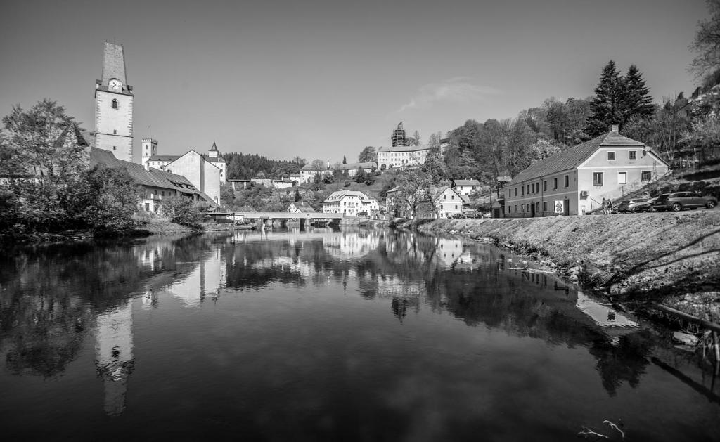 ロジュンベルク・ナト・ヴルタヴォウにあるUbytování Rožmberk nad Vltavou 18の町川の白黒写真