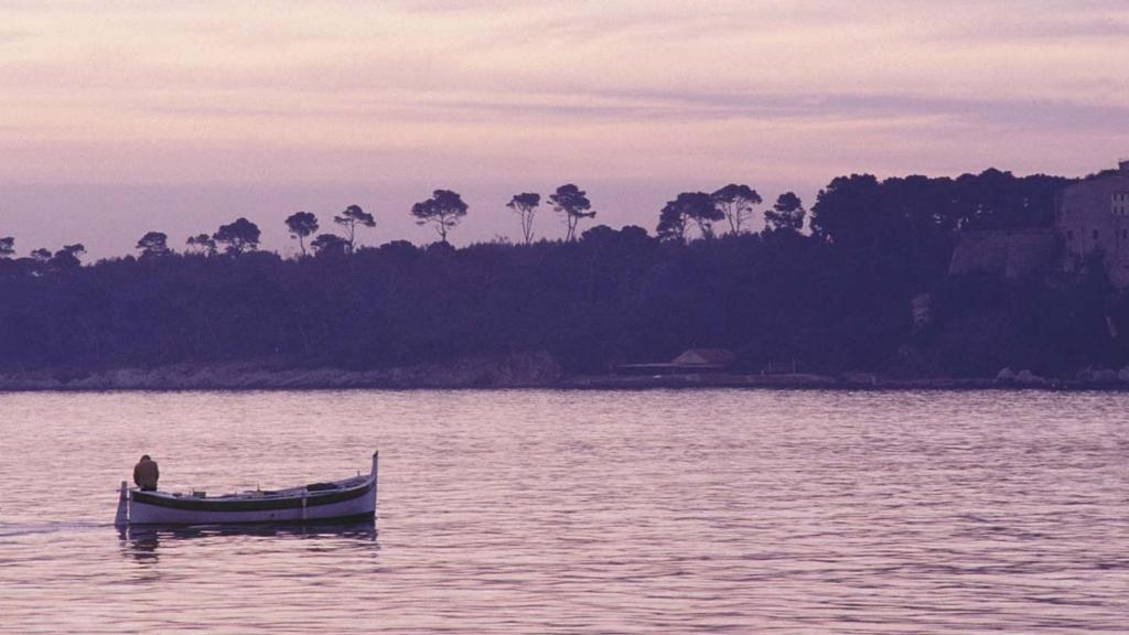 un bateau au milieu d'une grande étendue d'eau dans l'établissement Napoléon, à Cannes