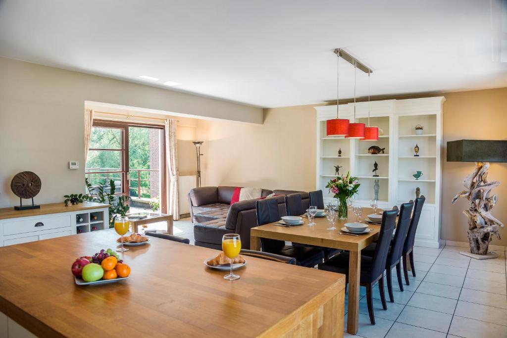 uma cozinha e sala de estar com mesa e cadeiras em Brussels Expo Terrace Residence em Wemmel