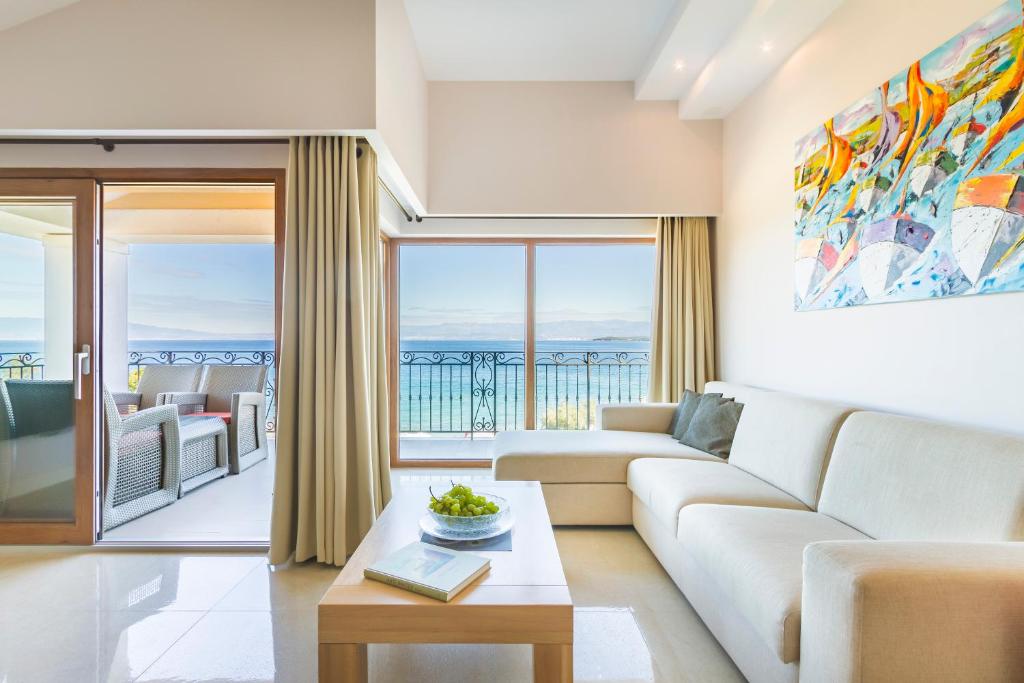 - un salon avec un canapé et une vue sur l'océan dans l'établissement Luxury Apartments Villa Matea 2, à Malinska
