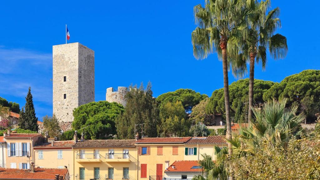 - une vue sur une ville avec une tour dans l'établissement Antares POP, à Cannes