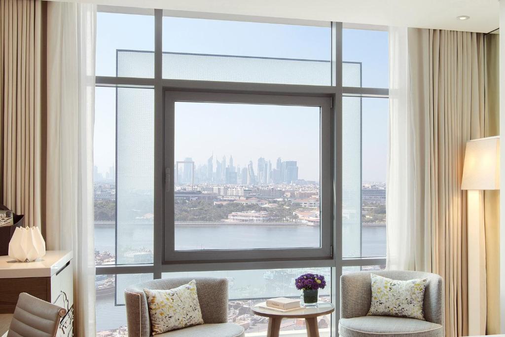 Posezení v ubytování Al Bandar Rotana – Dubai Creek