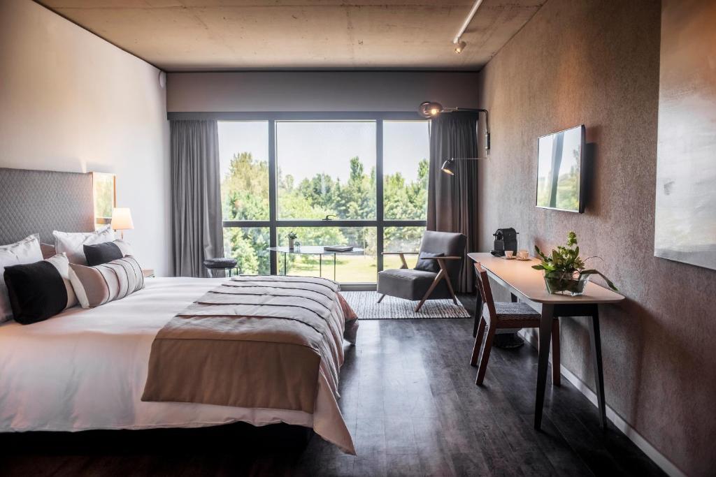Una cama o camas en una habitación de KOS Pilar Hotel