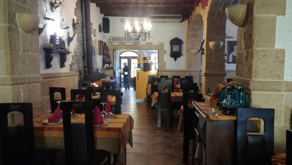 Reštaurácia alebo iné gastronomické zariadenie v ubytovaní Hostal Restaurante La Diligencia