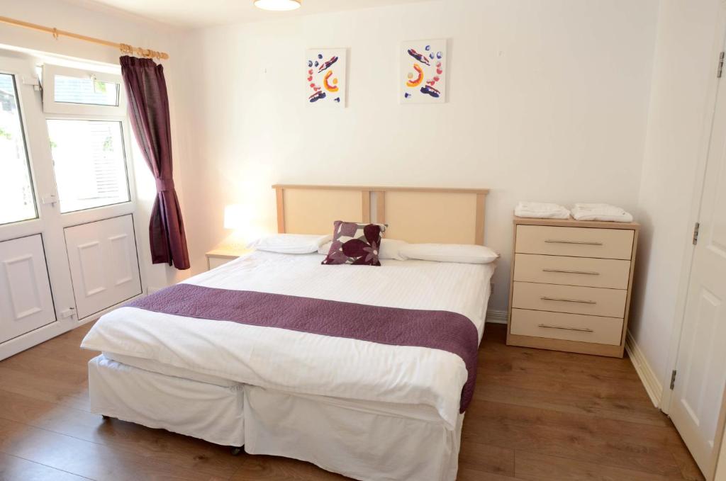 Postel nebo postele na pokoji v ubytování The Helm Apartments B&B
