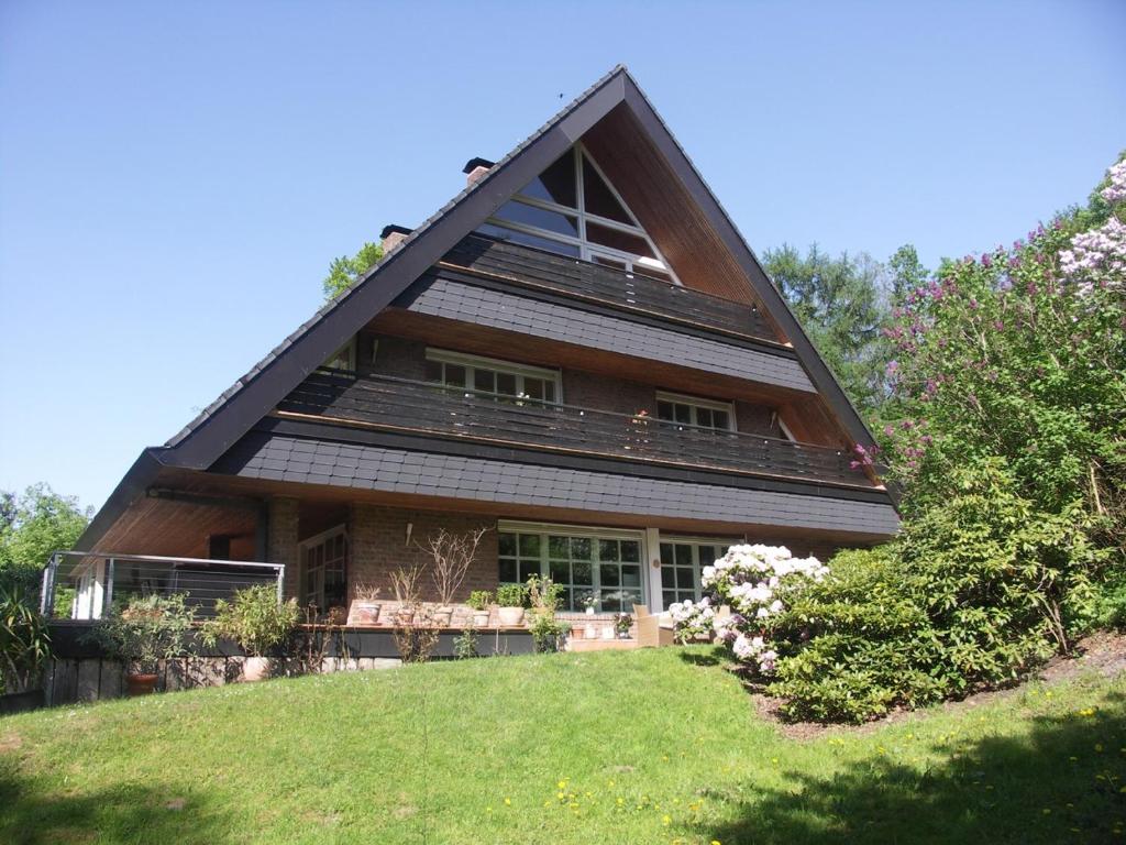 a house with a gambrel roof on top of a yard at Ferienwohnung An der Farchauer Mühle in Schmilau