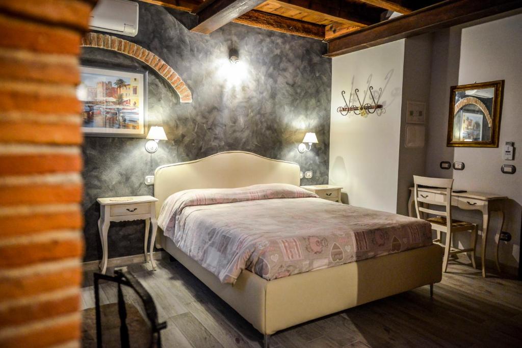 Postel nebo postele na pokoji v ubytování Agriturismo Borgo di Calmasino