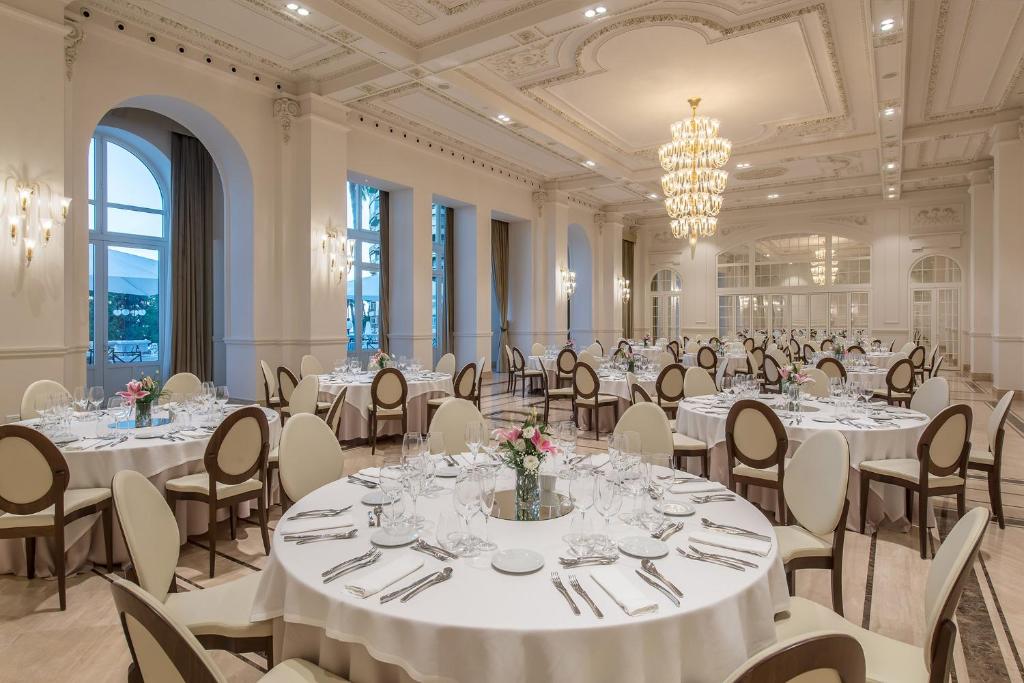 Un restaurante o sitio para comer en Gran Hotel Miramar GL