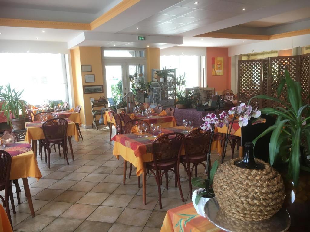 Restaurace v ubytování Logis Hôtel - Restaurant Aux Bruyères