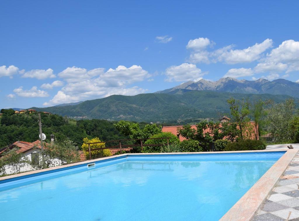 una piscina con vistas a las montañas en Locazione turistica La Ca Gialla, en Pontremoli