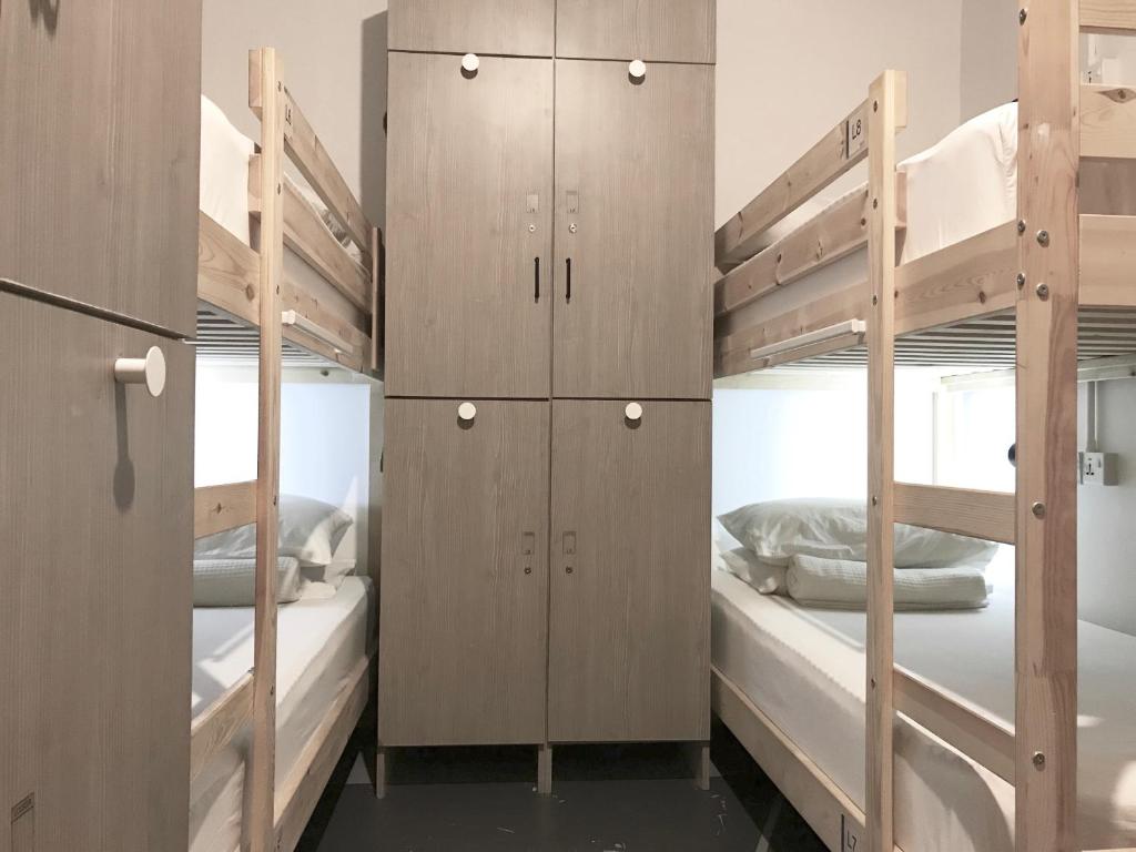 Katil dua tingkat atau katil-katil dua tingkat dalam bilik di Faloe Hostel
