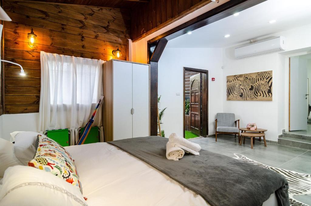 Postel nebo postele na pokoji v ubytování Kinneret Lodging