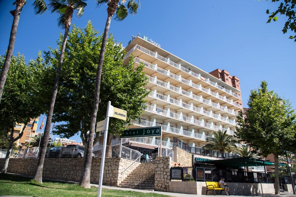 un letrero de la calle frente a un hotel en Hotel Joya, en Benidorm