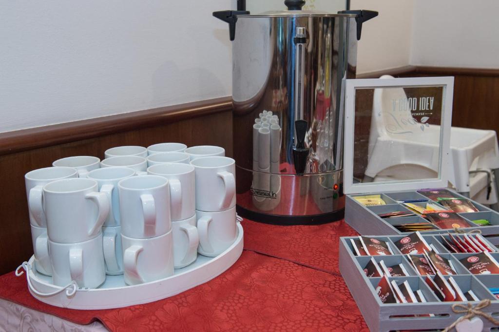 Příslušenství pro přípravu čaje a kávy v ubytování Hotel Primo