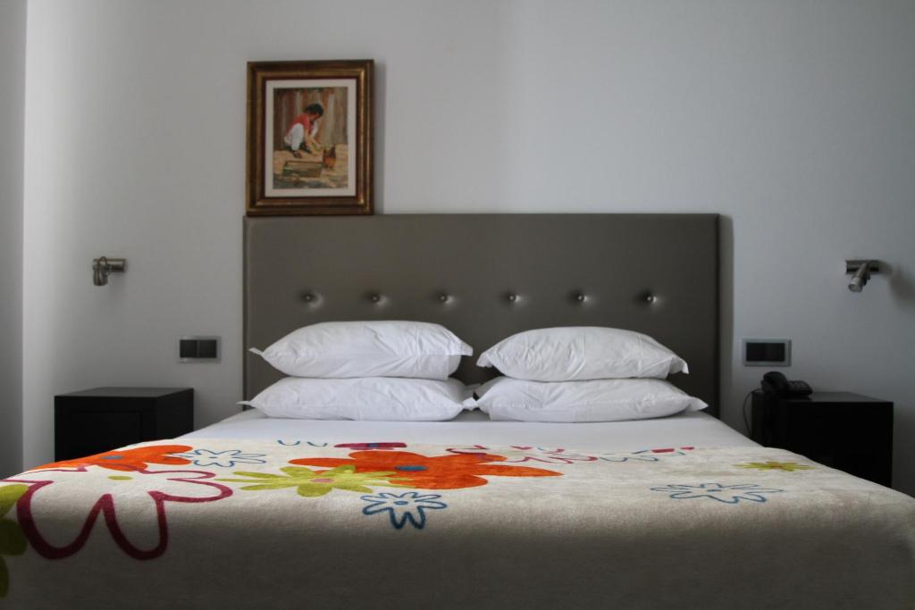 Postel nebo postele na pokoji v ubytování Lazza Hotel