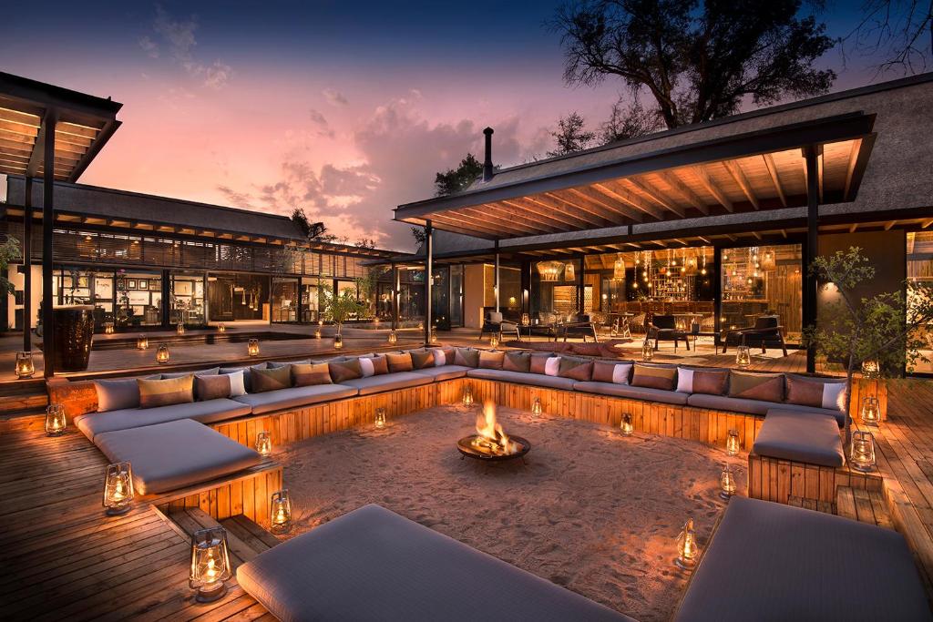 une terrasse avec un foyer extérieur au milieu d'un bâtiment dans l'établissement Lion Sands River Lodge, à Réserve de gibier de Sabi Sabi